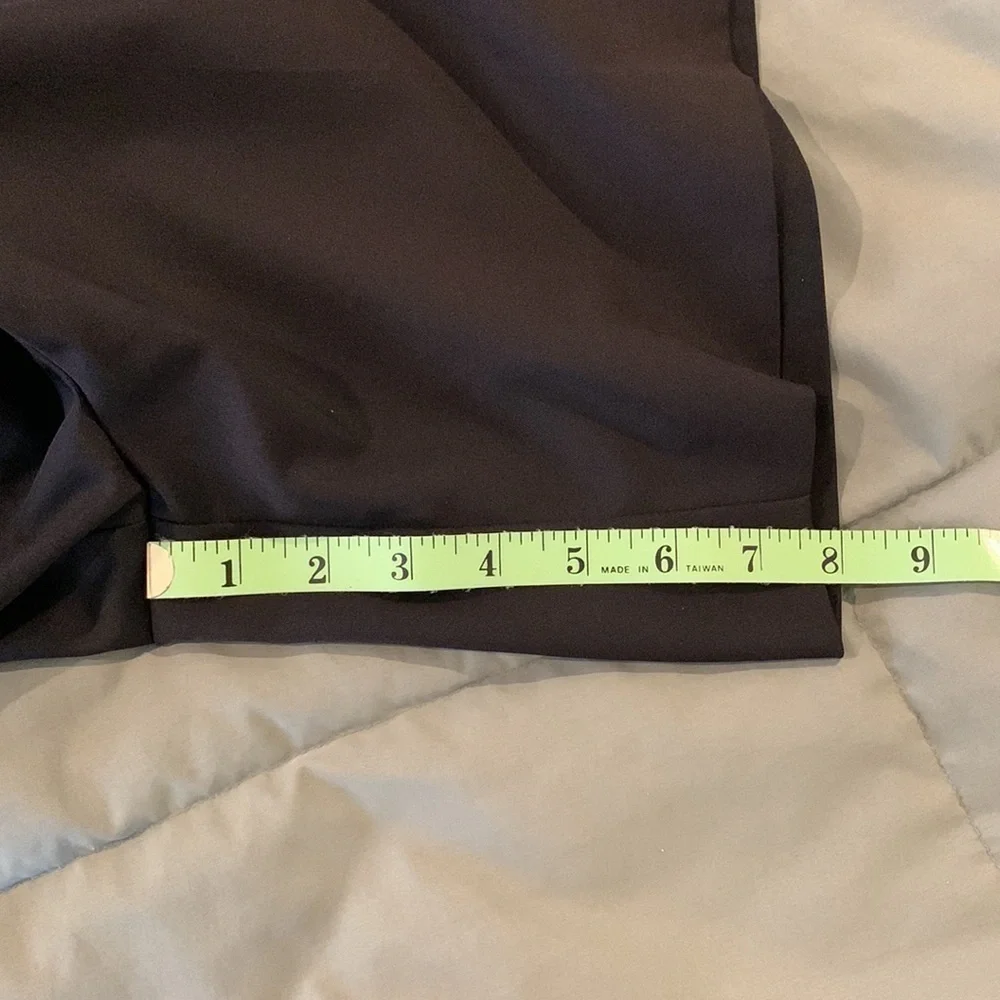 bolle Golf Womens Black Short Zip Front Size 12. Hidden Zip Front Zip Pockets.